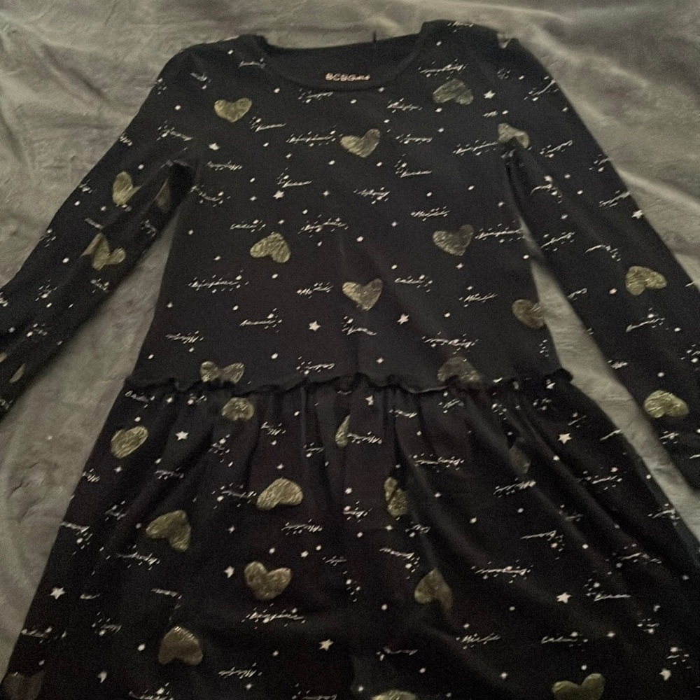 Black with sparkly gold hearts, white writings of hello in multiple languages